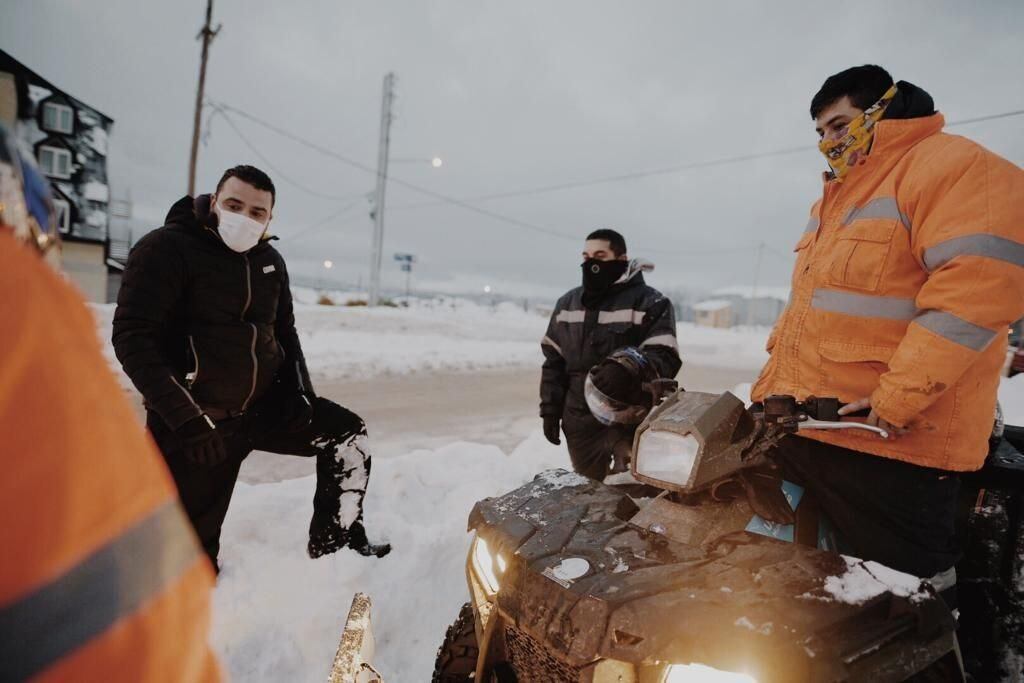 Tras las copiosas nevadas de la última semana, el equipo municipal redobló los esfuerzos, saliendo desde las 4 de la mañana para permitir que pueda funcionar el sistema de transporte público y para facilitar el tránsito en nuestras calles.