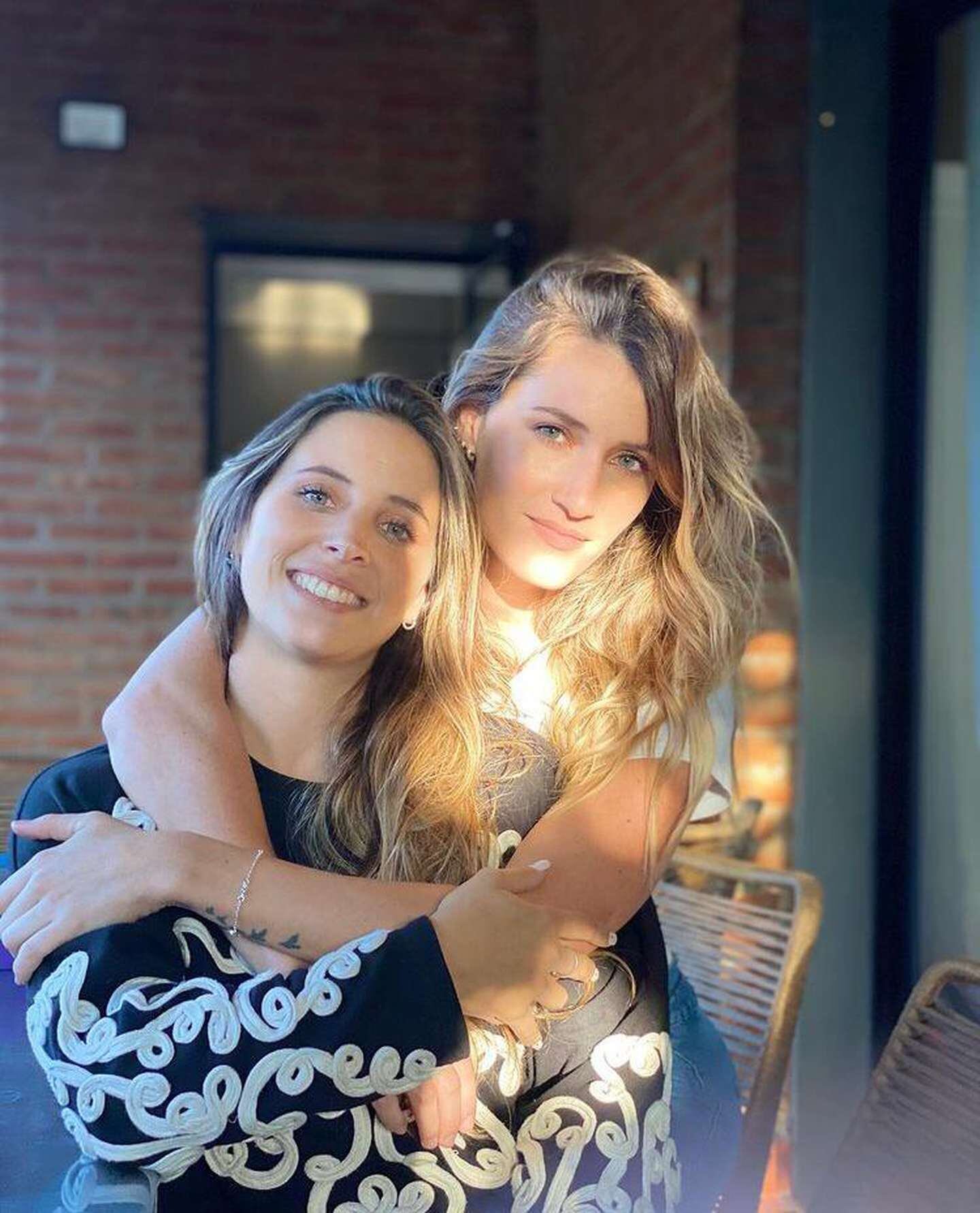 Mica Viciconte con su hermana. 