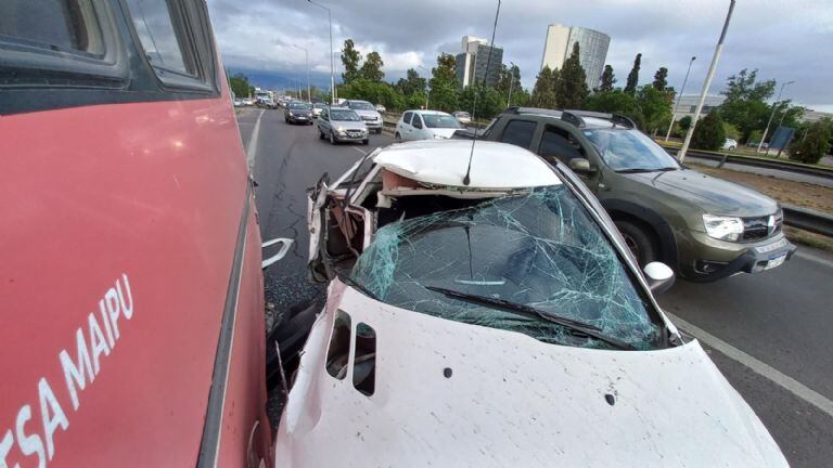 Tremendo accidente en el Acceso Este que dejó un vehículo completamente destruido.