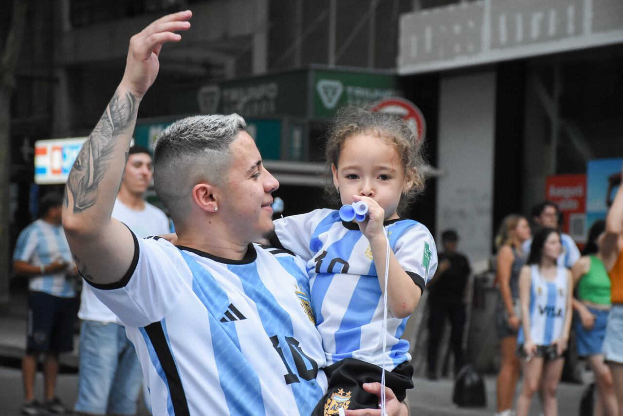 El centro de Mendoza se vistio de celeste y blanco para festejas el 2 a 0 de Argentinas  vs Mexico.