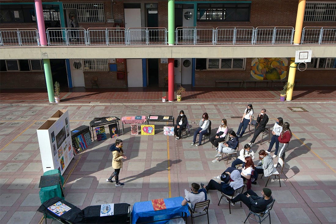 En la vuelta a la presencialidad, las escuelas tenían clases en el patio con distanciamiento social. 