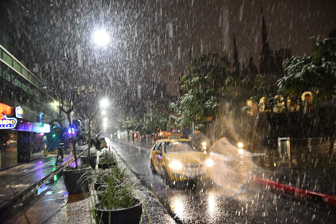 El centro de la capital de Córdoba se cubrió de nieve. (Pedro Castillo/ La Voz)