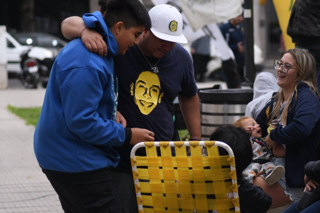 Los amigos de "Bocacha" hicieron una vigilia frente al Centro de Justicia Penal.