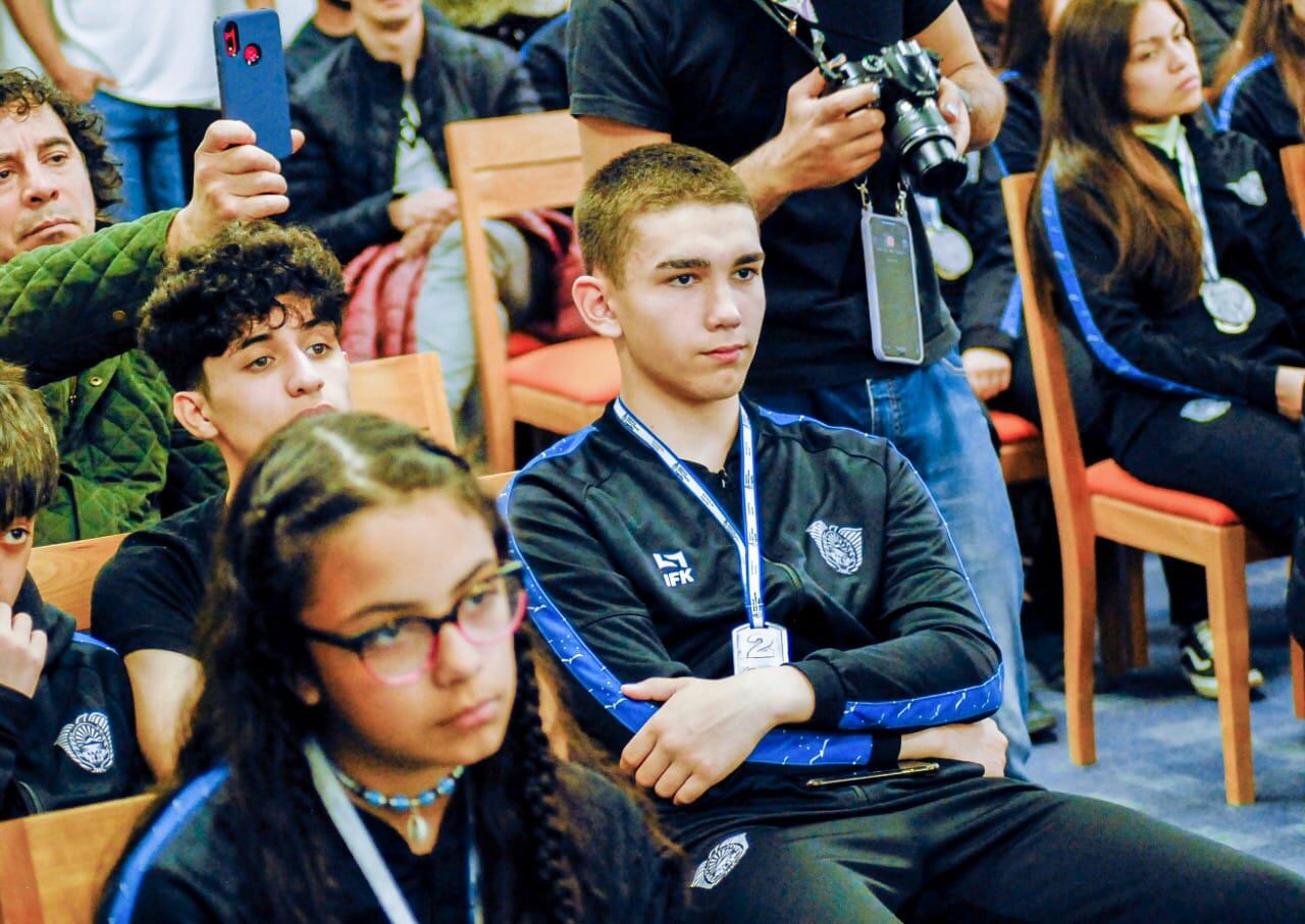 Los jóvenes fueguinos escucharon atentamente las experiencias y consejos de los consagrados campeones, representantes de la "Generación Dorada" del básquet argentino.