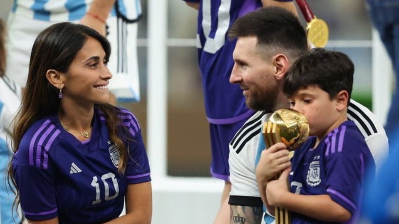 Antonela Roccuzzo y el beso a la Copa del Mundo.