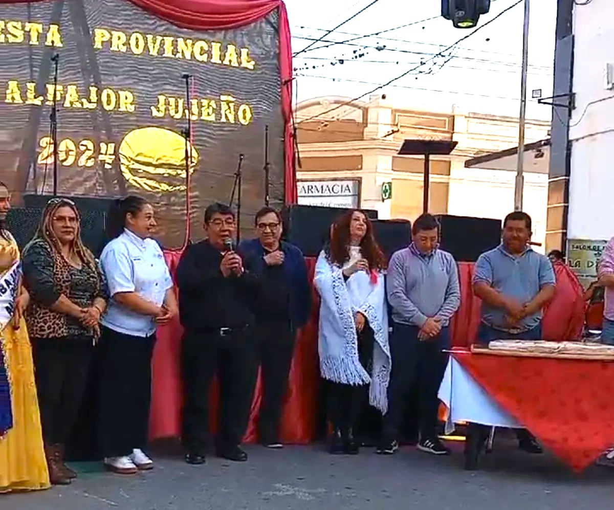 El cura párroco de El Carmen, Víctor Acchura, bendijo el inicio de la Fiesta del Alfajor Jujeño, que tuvo lugar en esa ciudad de la región Valles.