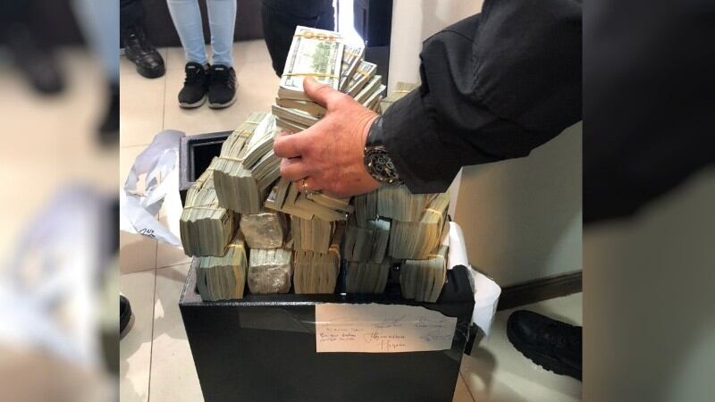 En el megaoperativo se secuestró una gran suma de dólares y pesos argentinos.