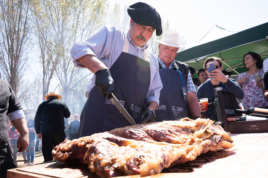 Primer Concurso Nacional de Asado a la Estaca
Se realizó en el departamento de Junín y contó con la participación de más de 70 parejas de asadores de todo el país.

Foto: Ignacio Blanco / Los Andes 