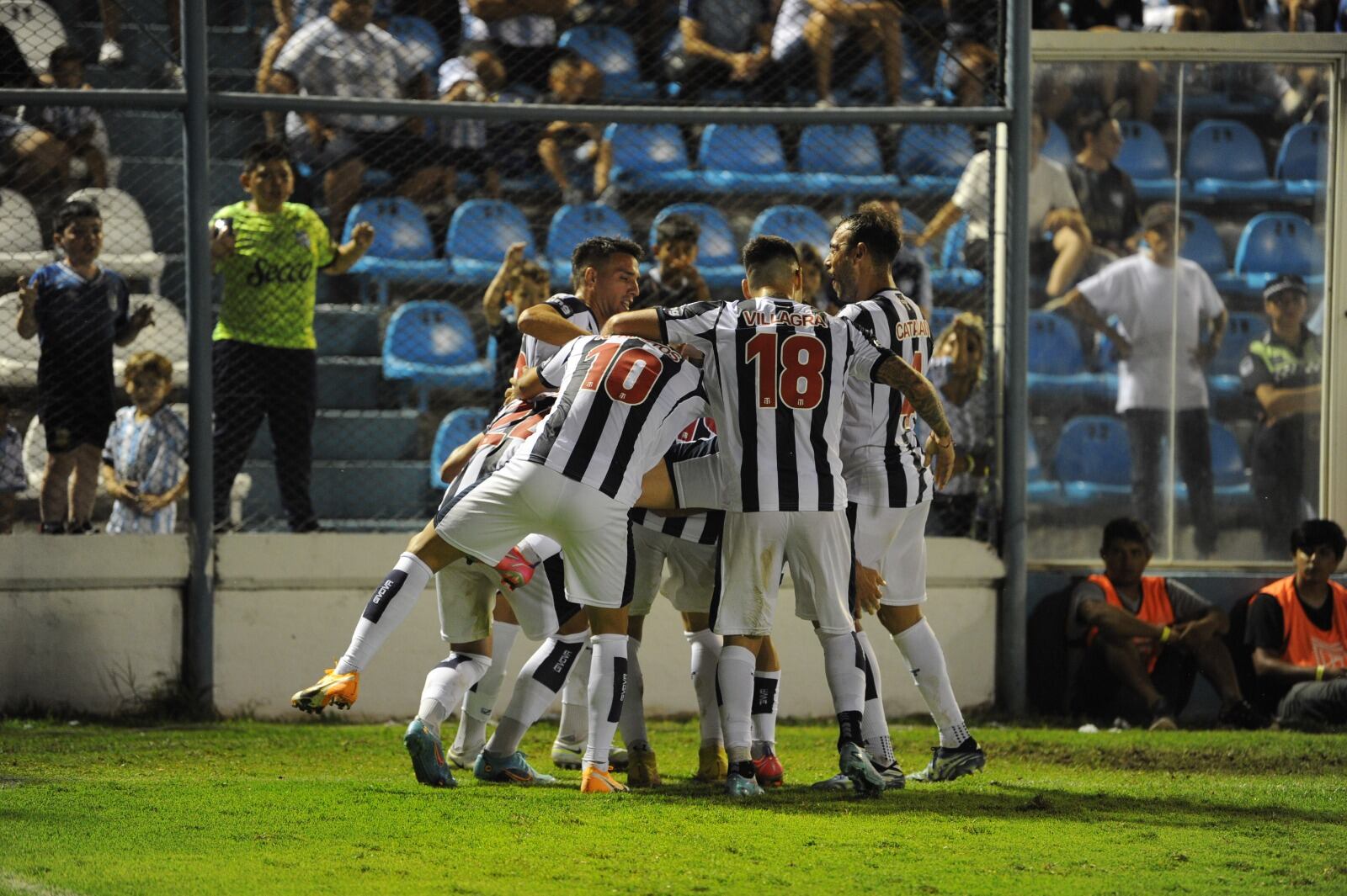 Todos abrazan a Nahuel Bustos, autor del 2-0 de Talleres en Tucumán. (Télam