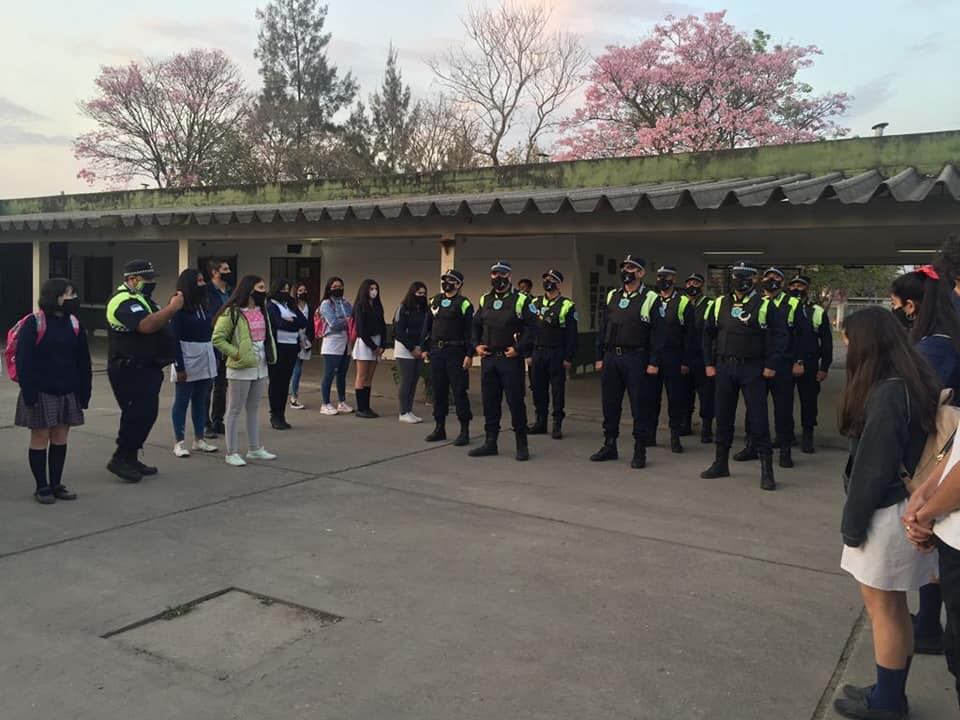 Policías impulsan la revalorización de los símbolos patrios.