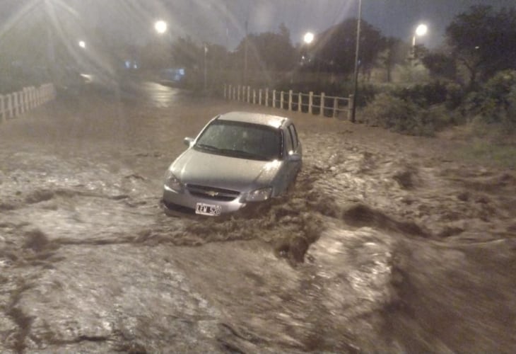 Intensas precipitaciones en La Rioja provocaron el desborde de agua en las calles y afectó a varios autos