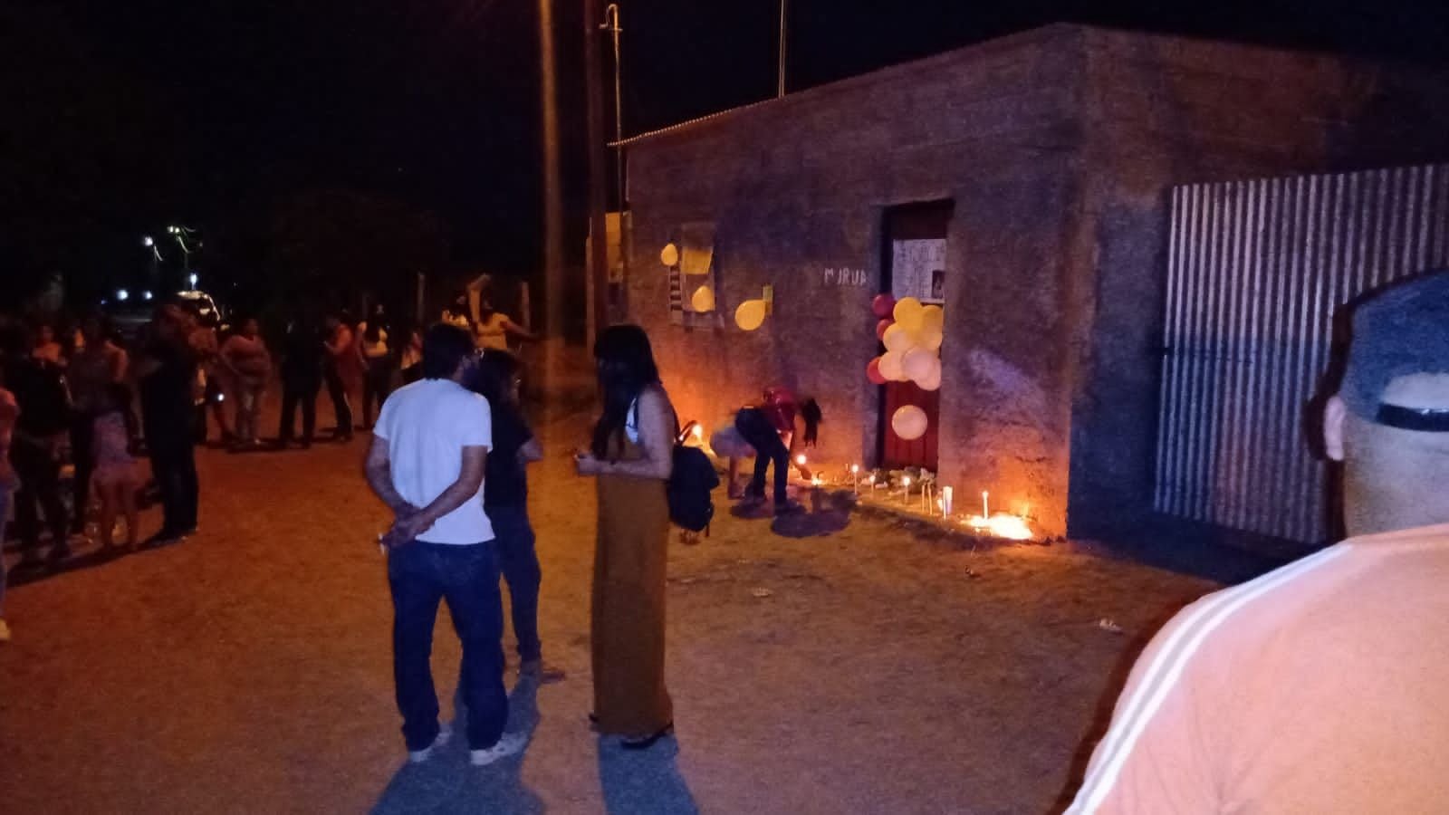 Familiares y vecinos pidieron justicia en la casa de la nena que murió calcinada.