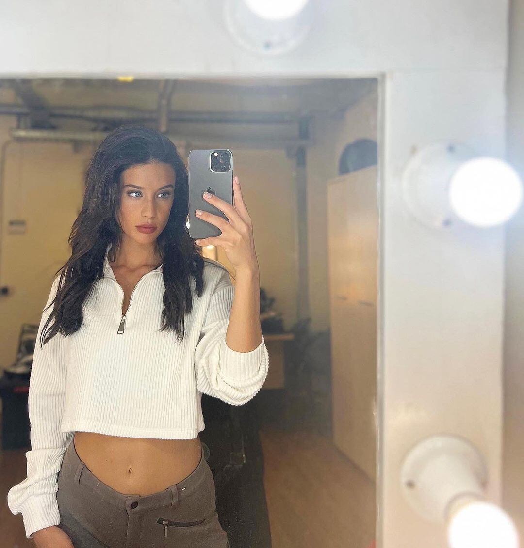 María Pedraza posó desde su camerino con un look que resaltó su figura y belleza.