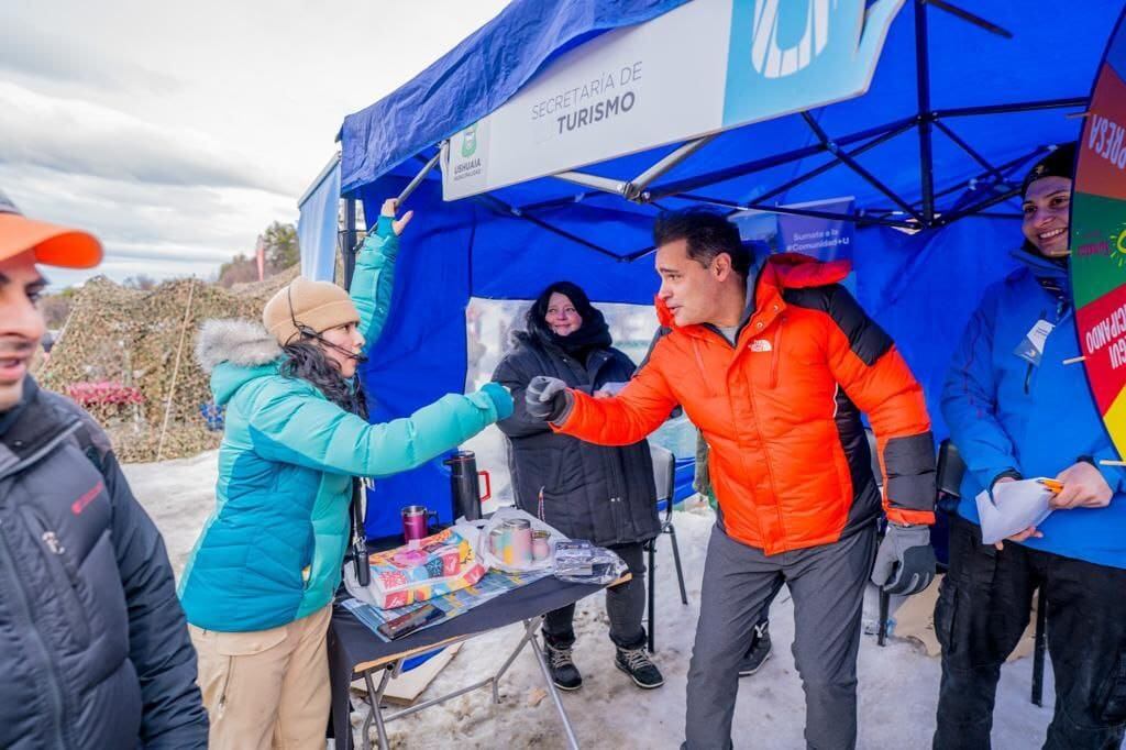 Gran concurrencia de vecinos y turistas en la bajada de Antorchas en el Glaciar Martial