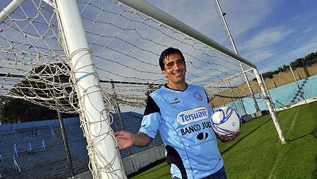 Goles son amores. Campodónico en Alberdi y con la celeste. Fue ayer, después de la firma de su contrato. Llega a préstamo por un año. // foto: sergio cejas