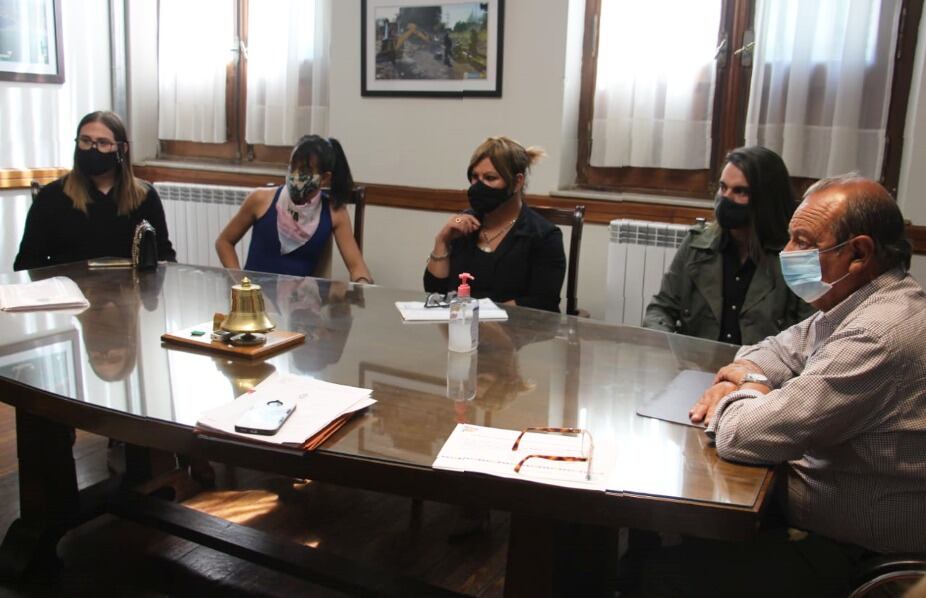 El intendente Sánchez recibió a representantes de la Mesa Intersectorial del Colectivo Travestis Trans No Binarie de Tres Arroyos.