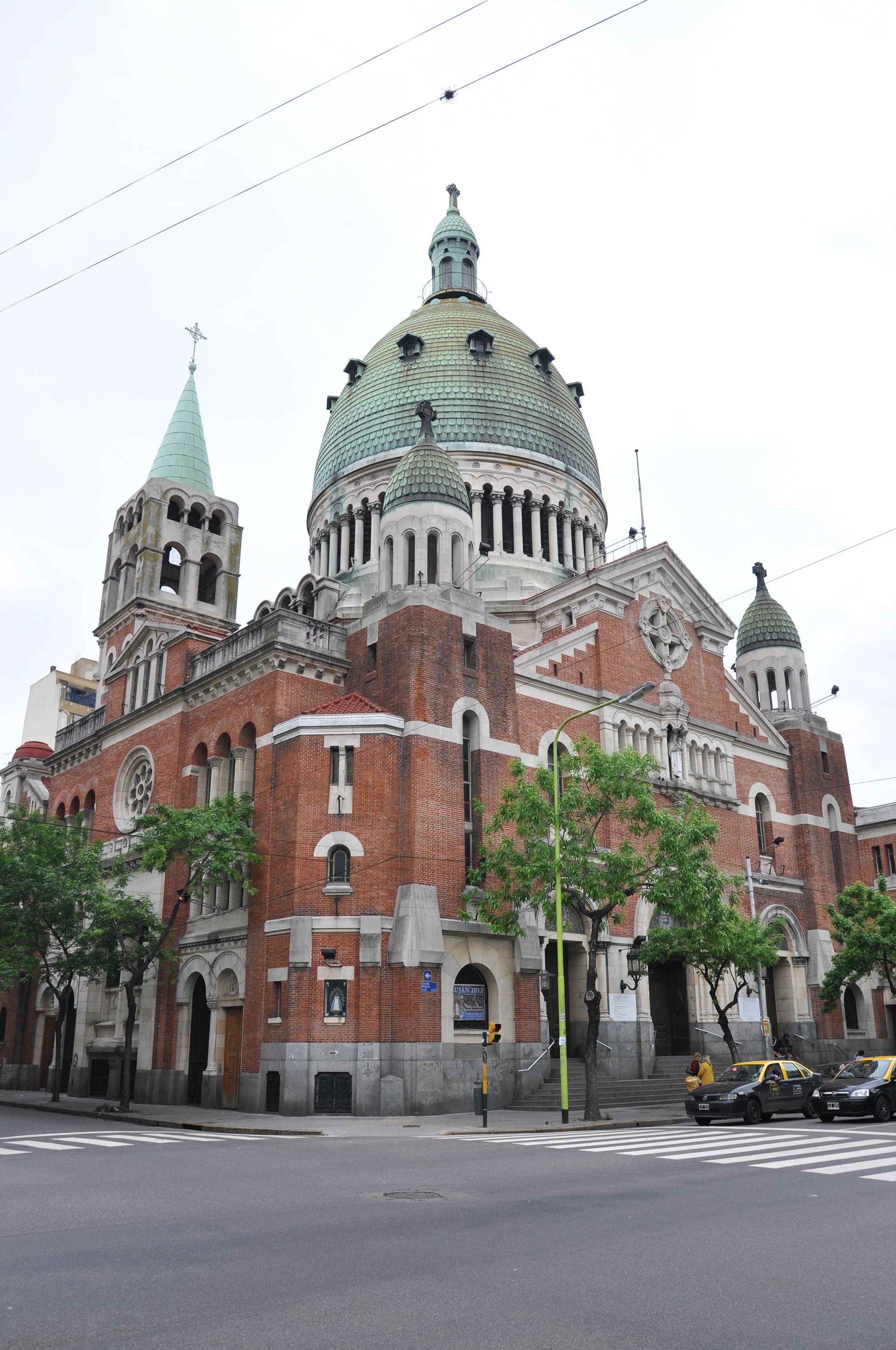 Basílica Santa Rosa de Lima, ubicada en Avenida Belgrano 2216