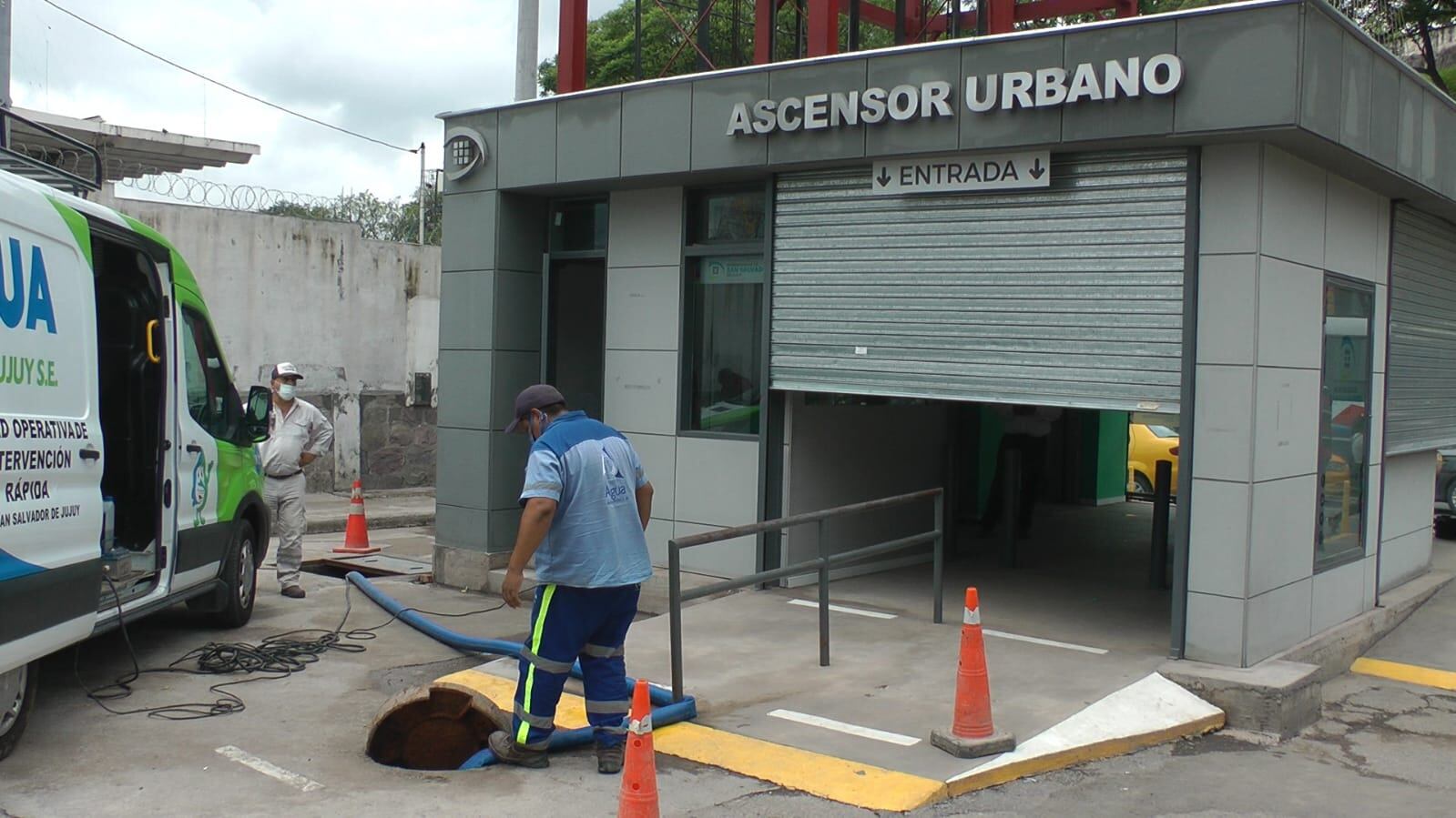 El Ascensor Urbano que vincula el casco céntrico con el barrio Mariano Moreno quedó fuera de servicio tras la tormenta de la madrugada. Equipos técnicos trabajan en el área de las calles Iguazú y Santiago del Estero "para dar solución inmediata y reanudar el servicio", informó el municipio.