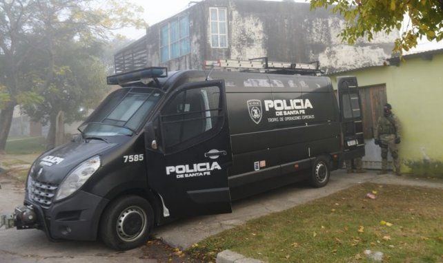 Allanamiento en la casa de un jefe de la barra de Newell's.