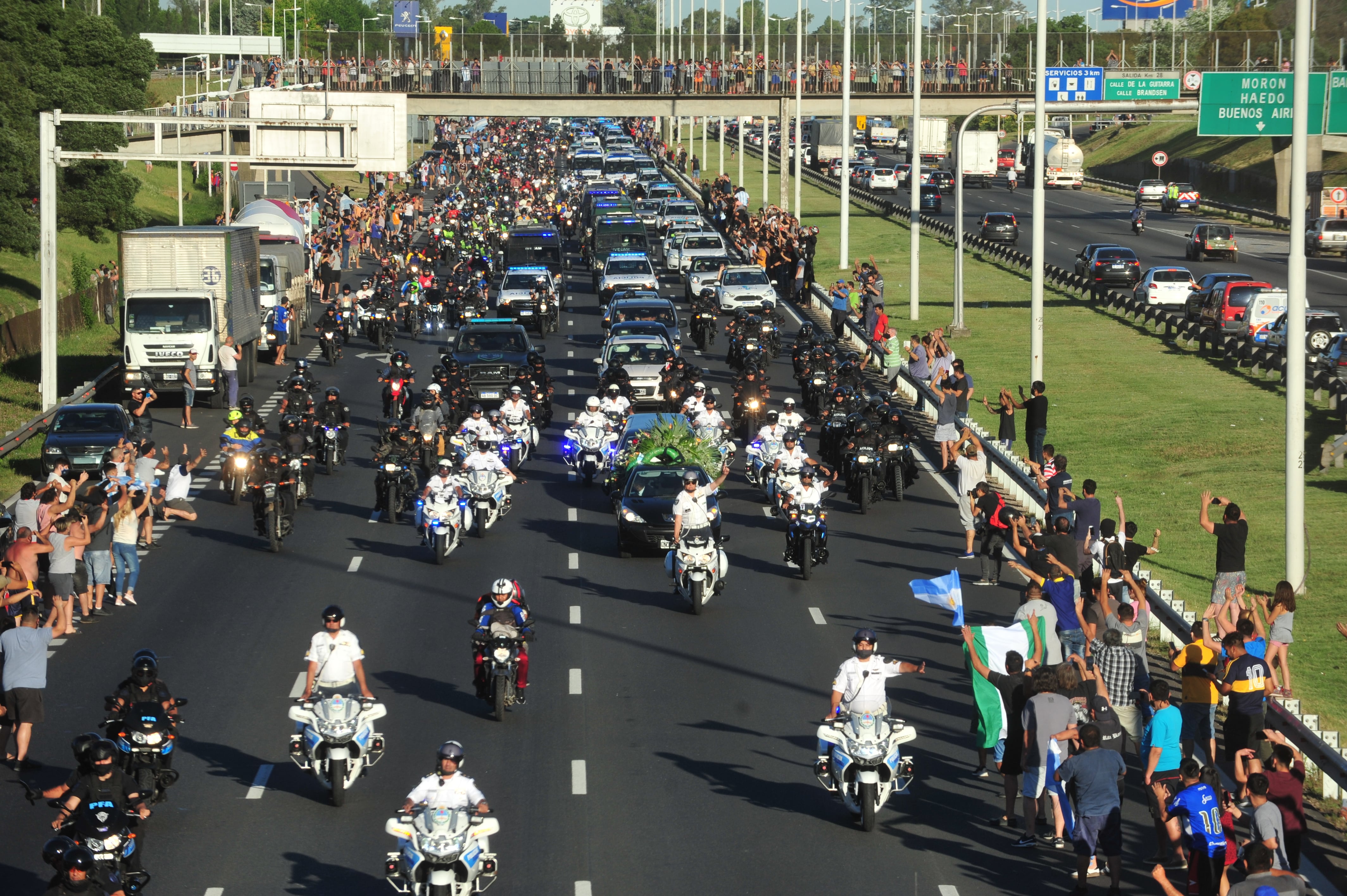 La caravana que despidió a Diego Maradona en su camino al cementerio de Bella Vista