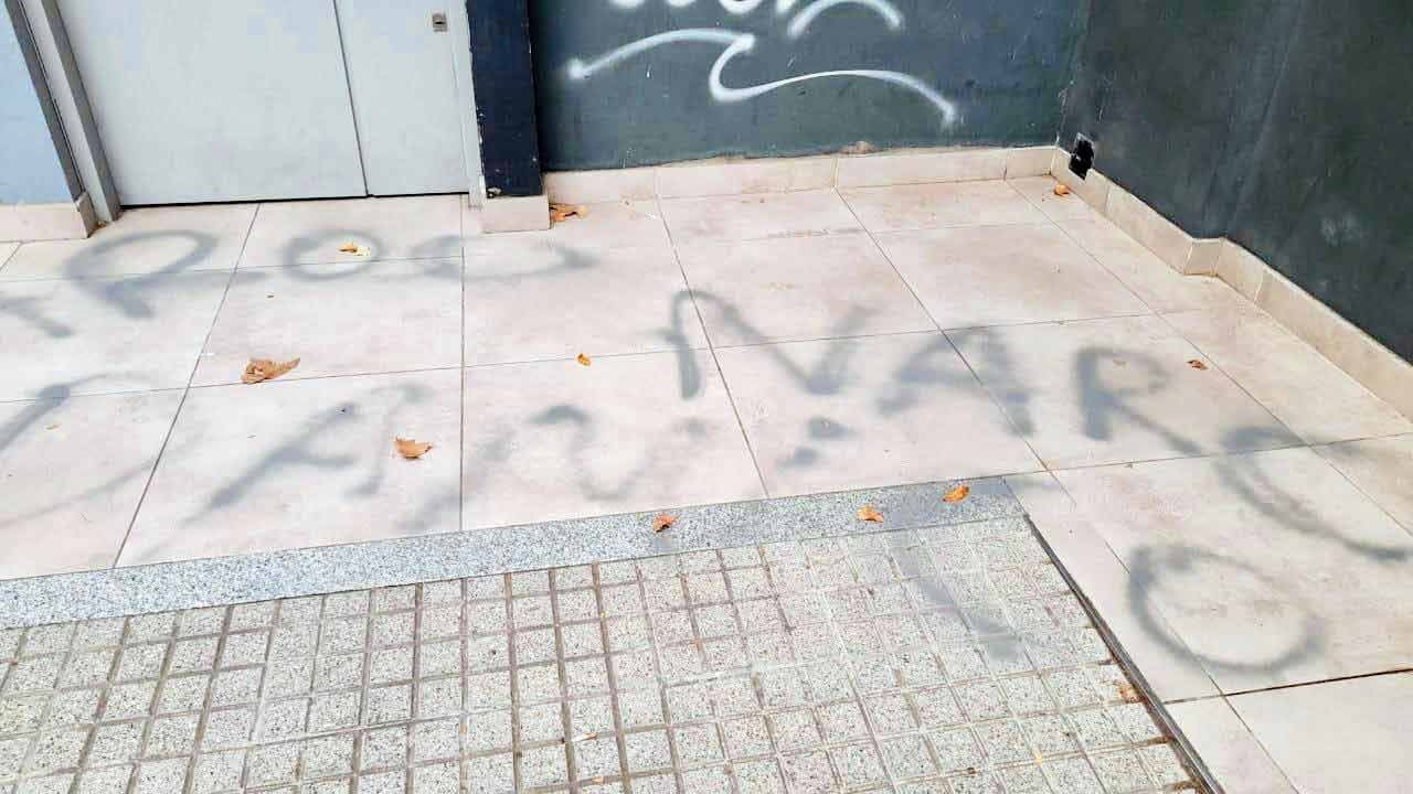 Los agresores pintaron la persiana y también el piso del negocio. (@teleferosario)