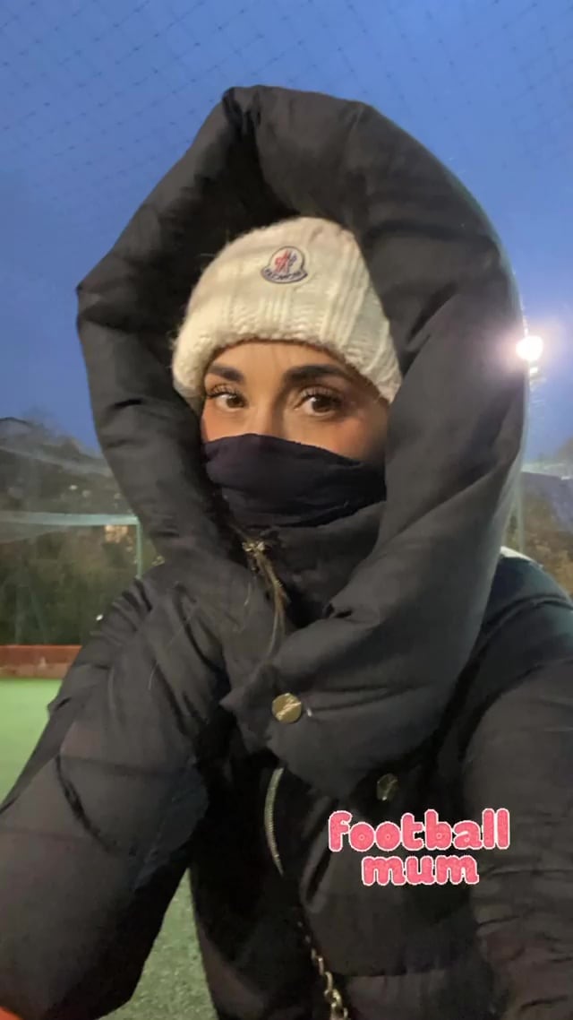 La influencer se tapó con gorro de lana y la capucha de su campera.