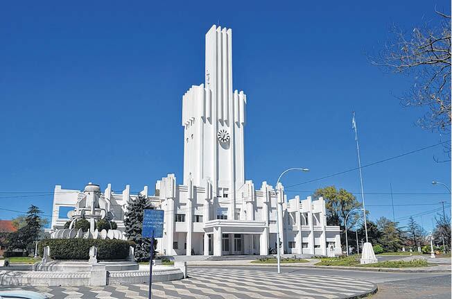 La Municipalidad de Coronel Pringles caracterizada por su estilo art-déco.