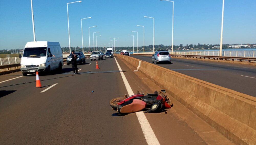 Siniestro vial sobre el puente del arroyo El Zaimán dejó como saldo a dos personas heridas.