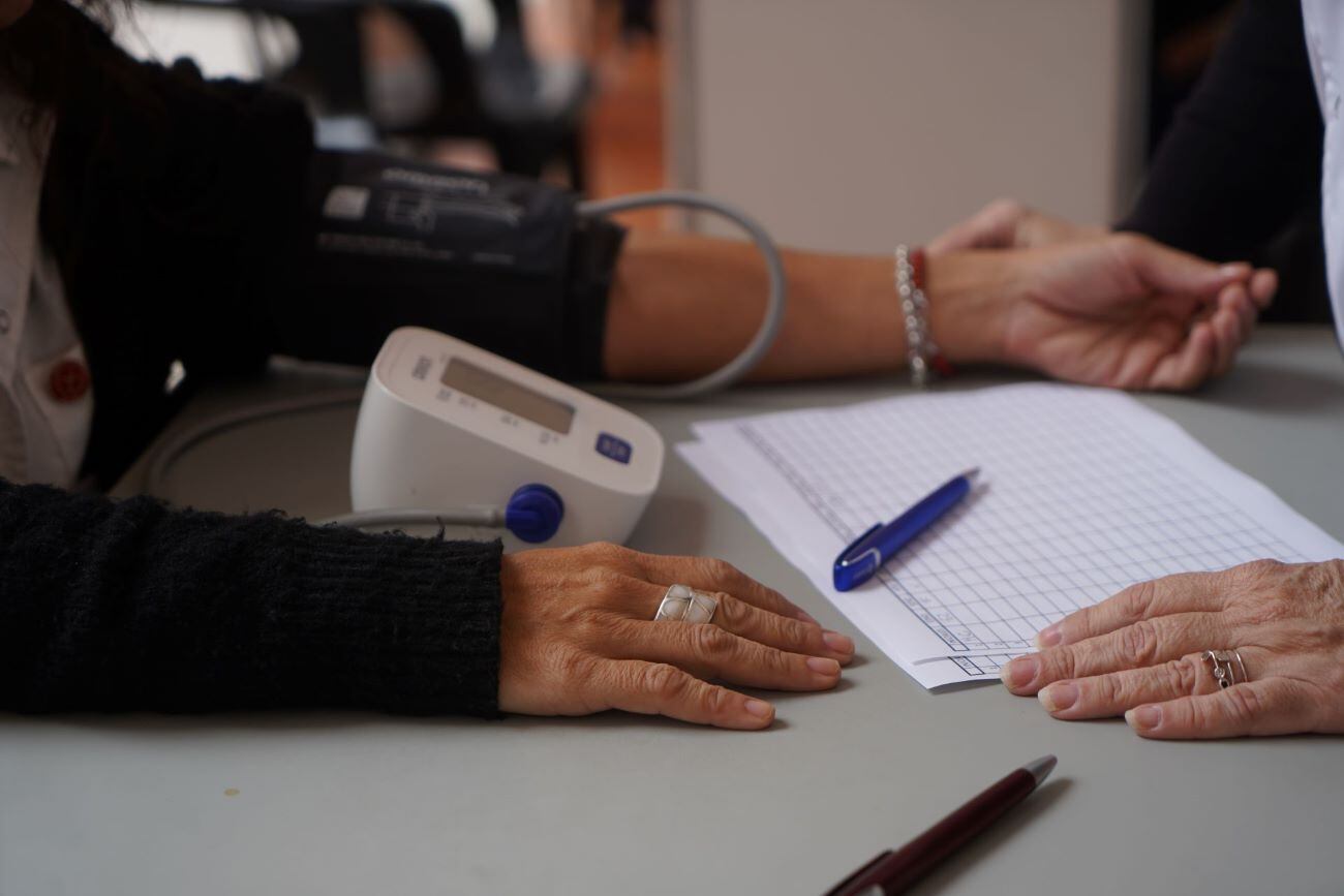 Hoy en día, los tensiómetros electrónicos permiten medir la presión arterial de manera sencilla desde la comodidad del hogar.