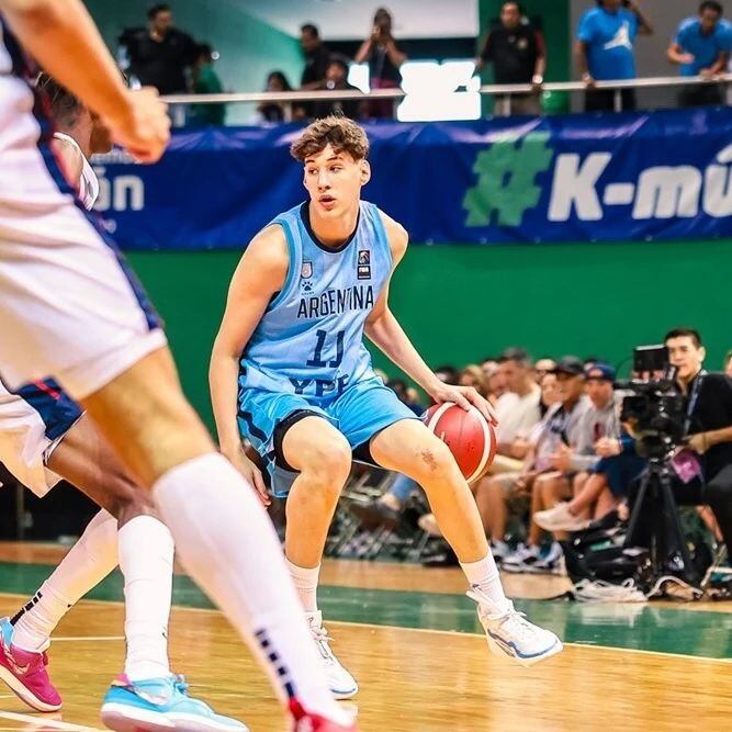 Felipe Minzer, basquetbolista de 16 años, hijo de mendocino que juega en la Selección y en la Liga profesional de España.