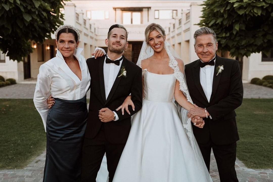 Marlene y Ricardo junto a los novios