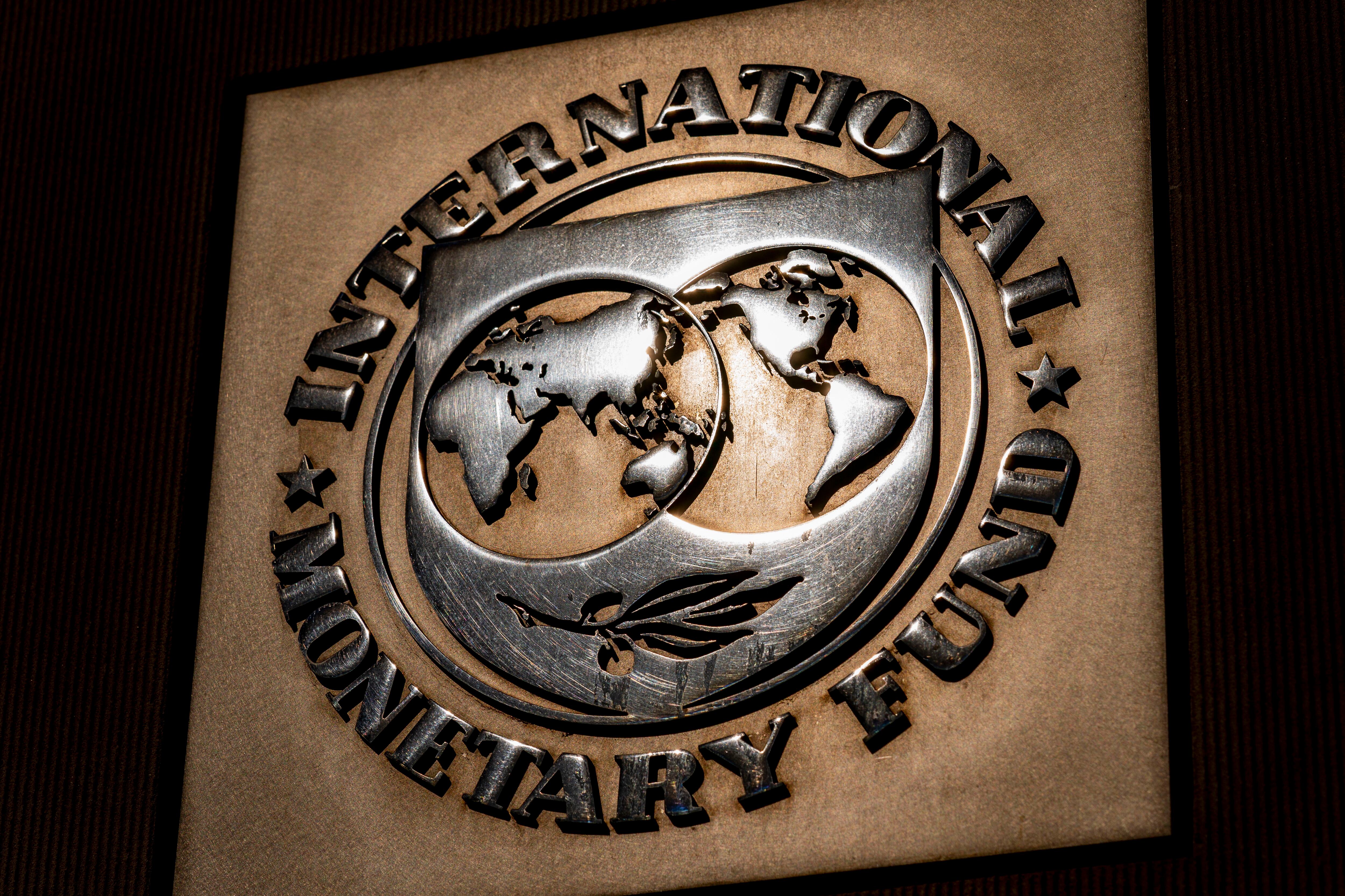 En esta imagen de archivo, el logo del Fondo Monetario Internacional, en su sede, en Washington, el 5 de abril de 2021. (AP Foto/Andrew Harnik, archivo)