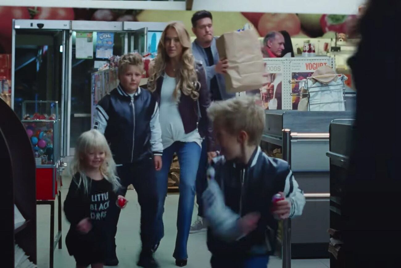 Lopilato y Noah hablan en una escena del video de "I’ll Never Not Love You", de Michael Bublé. (Captura).