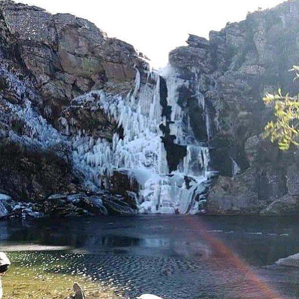 Impresionante fenómeno en Córdoba: se congeló una cascada.