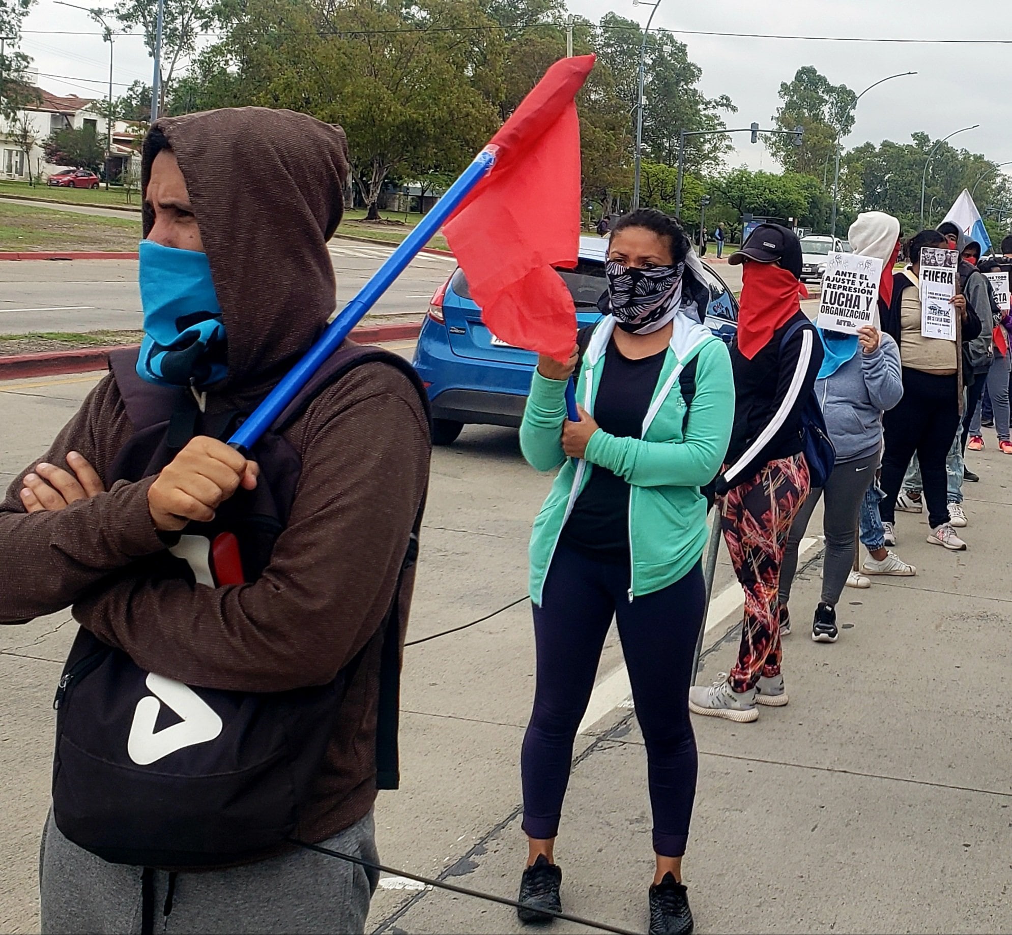 Con caras tapadas, organizaciones sociales marchan en Córdoba.