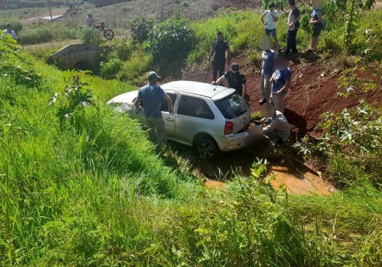 San Vicente: automóvil despistó y quedó invertido sobre una alcantarilla.