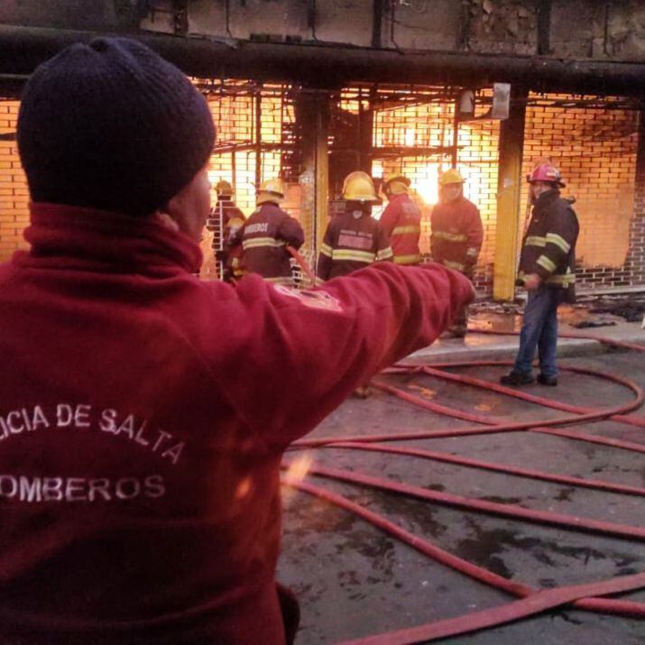 Las impactantes imágenes del incendio en el Mercado de pulgas de Salta.