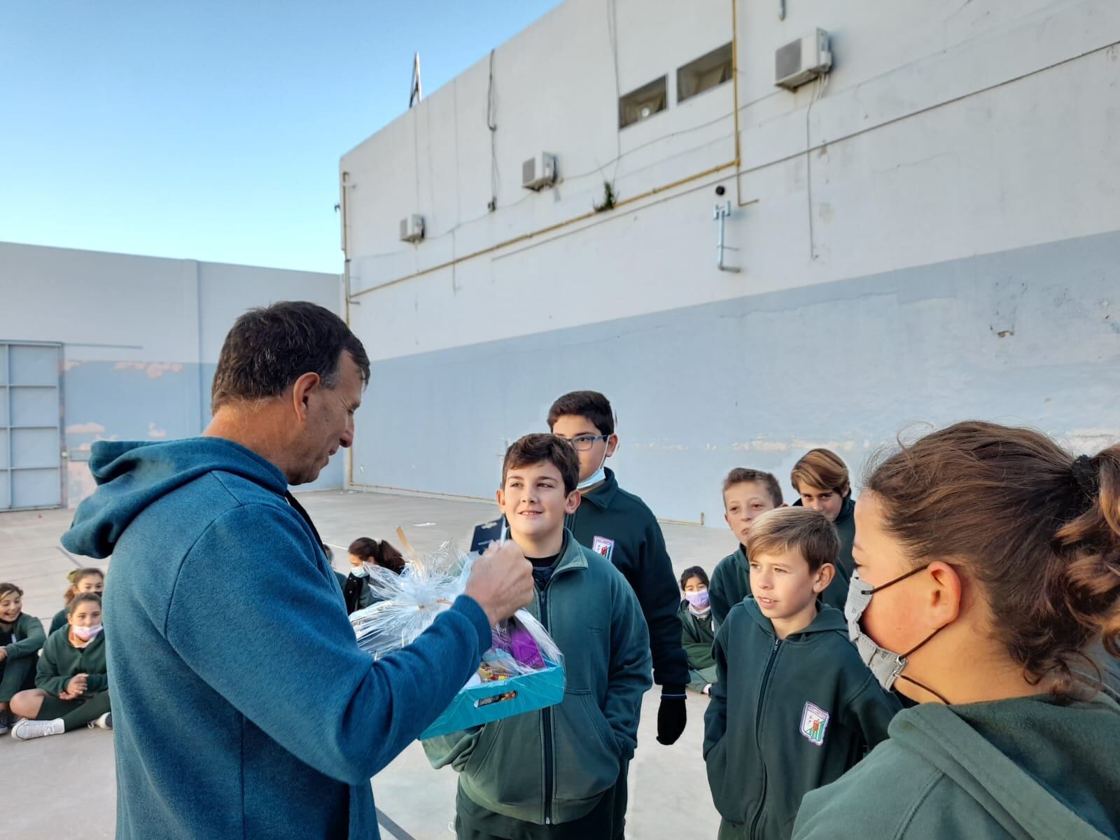 Alumnos del Jesús Adolescente sorprendieron a Veteranos de Malvinas con un desayuno