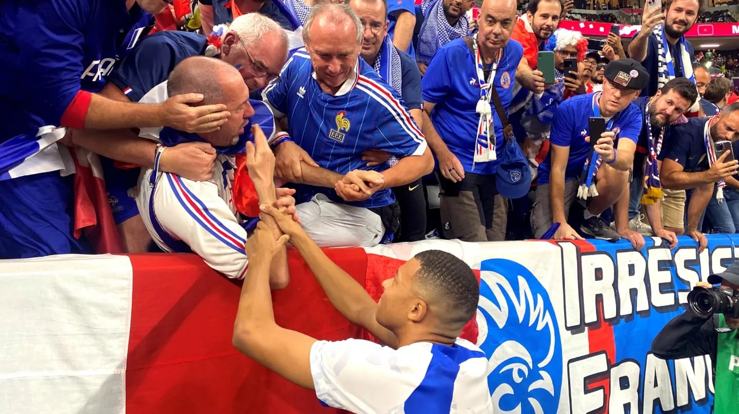 Kylian Mbappé junto al hincha golpeado. 
