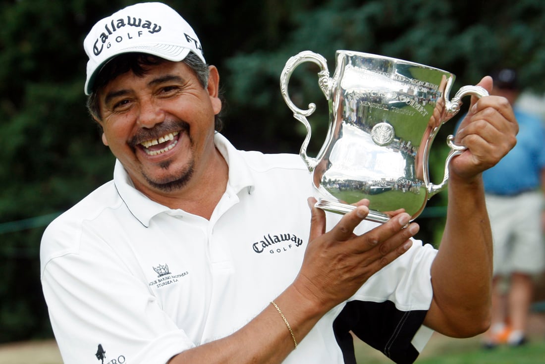 Eduardo Romero sostiene el trofeo después de ganar el campeonato de golf Senior de EE. UU. en The Broadmoor en Colorado Springs, Colorado. 3 de agosto de 2008. (AP)