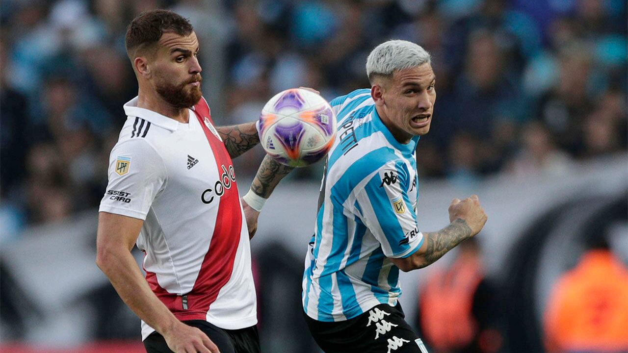 AMDEP8506. AVELLANEDA (ARGENTINA), 23/10/2022.- Enzo Copetti (d) de Racing disputa un balón con Leandro González Pírez de River hoy, en un partido de la primera división argentina entre Racing y River Plate en el estadio Presidente Perón en Avellaneda (Argentina). EFE/Demian Alday Estevez
