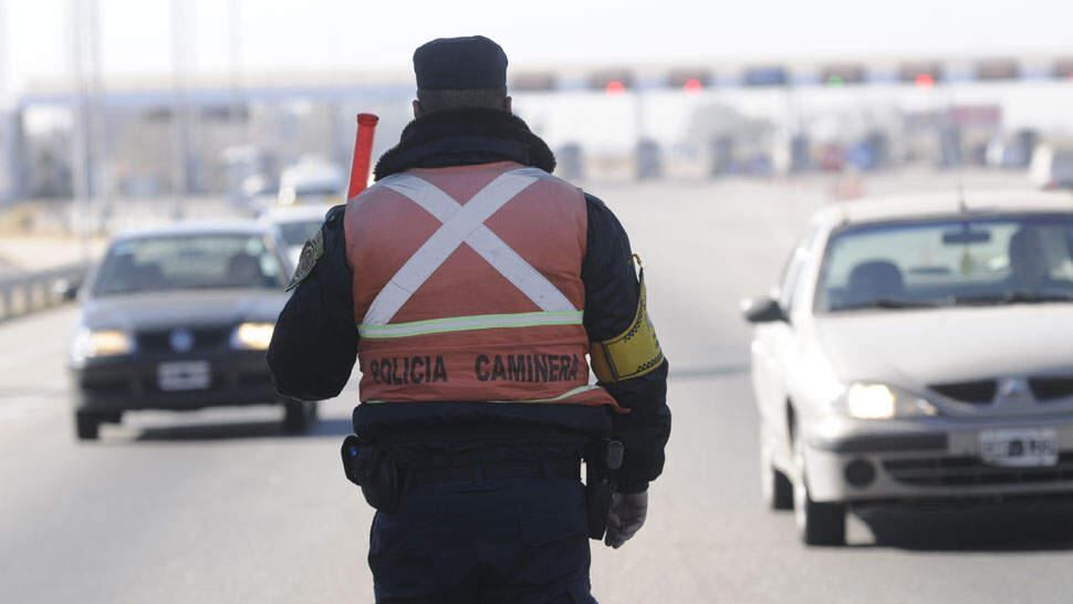 CONTROL. Una imagen de un policía en la ruta 20 (La Voz/Archivo).