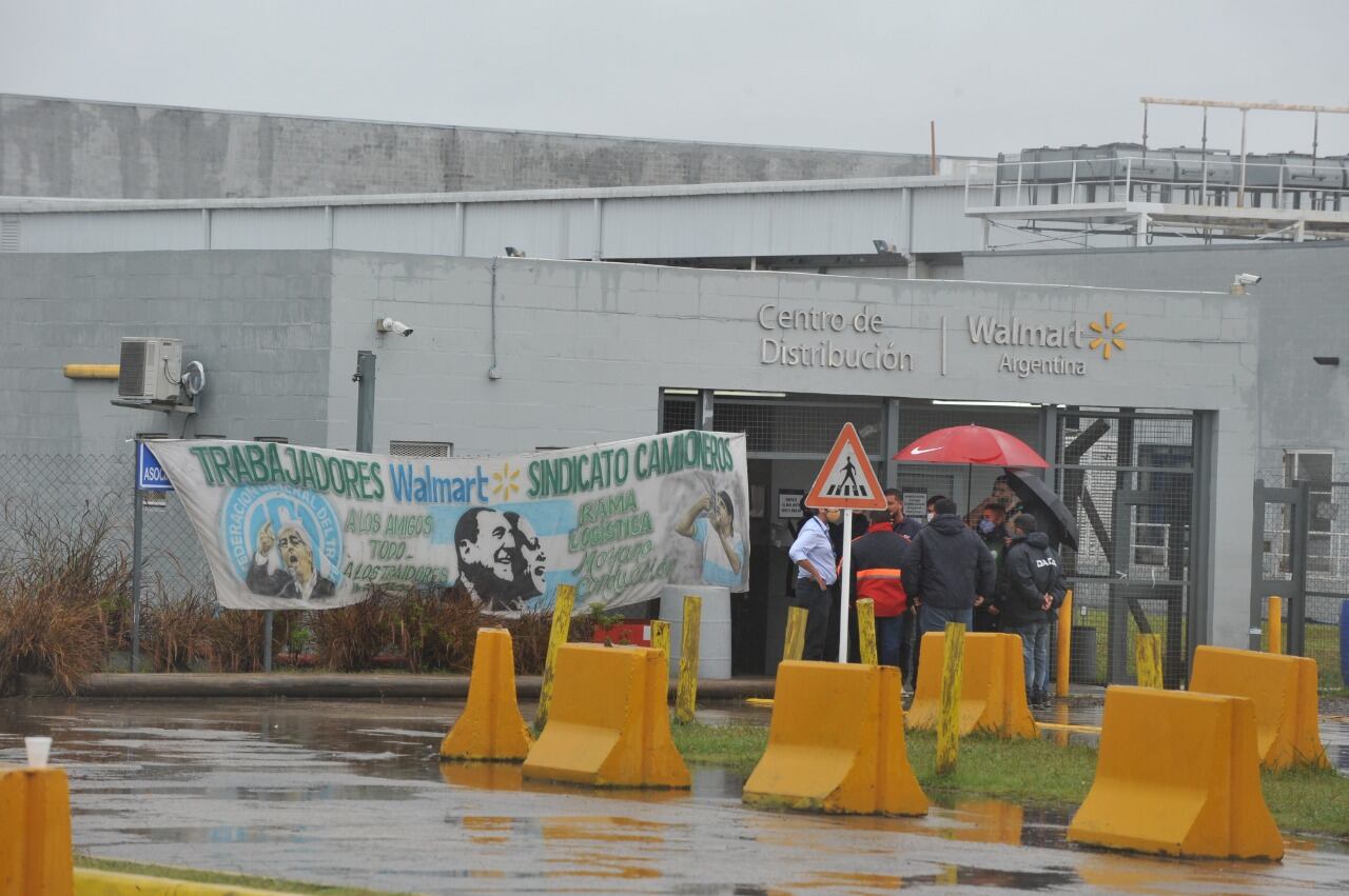 Camioneros bloquea el acceso al centro logístico de Walmart. (Clarín)