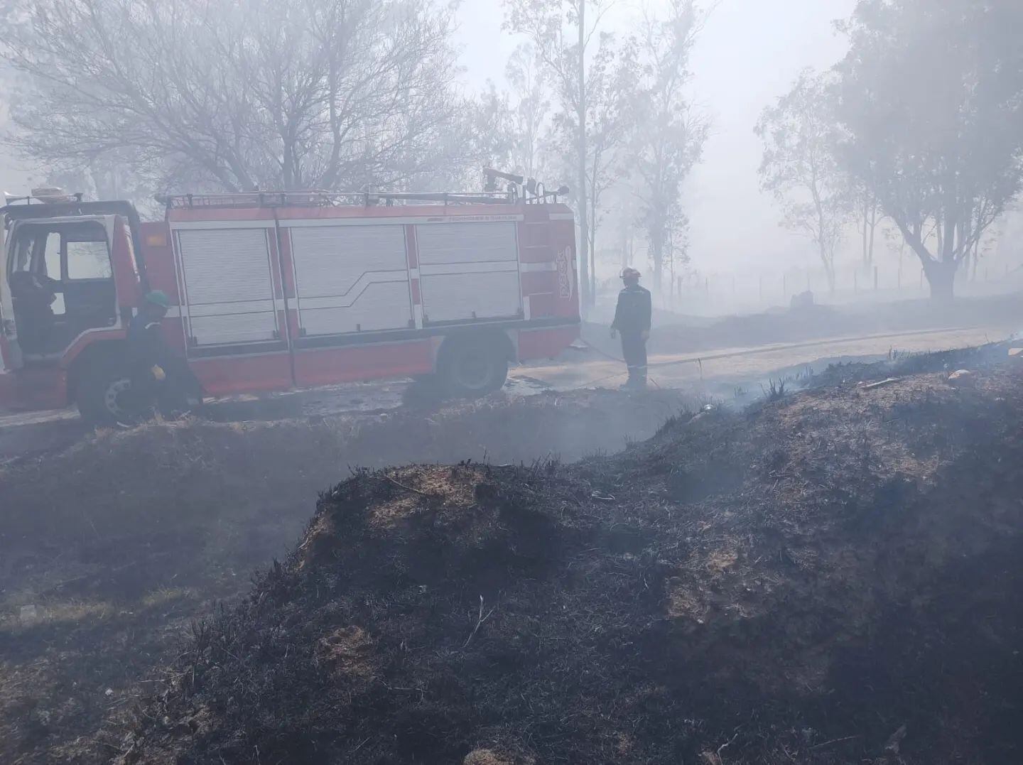 Bomberos combaten el fuego en la fábrica militar de la ciudad.