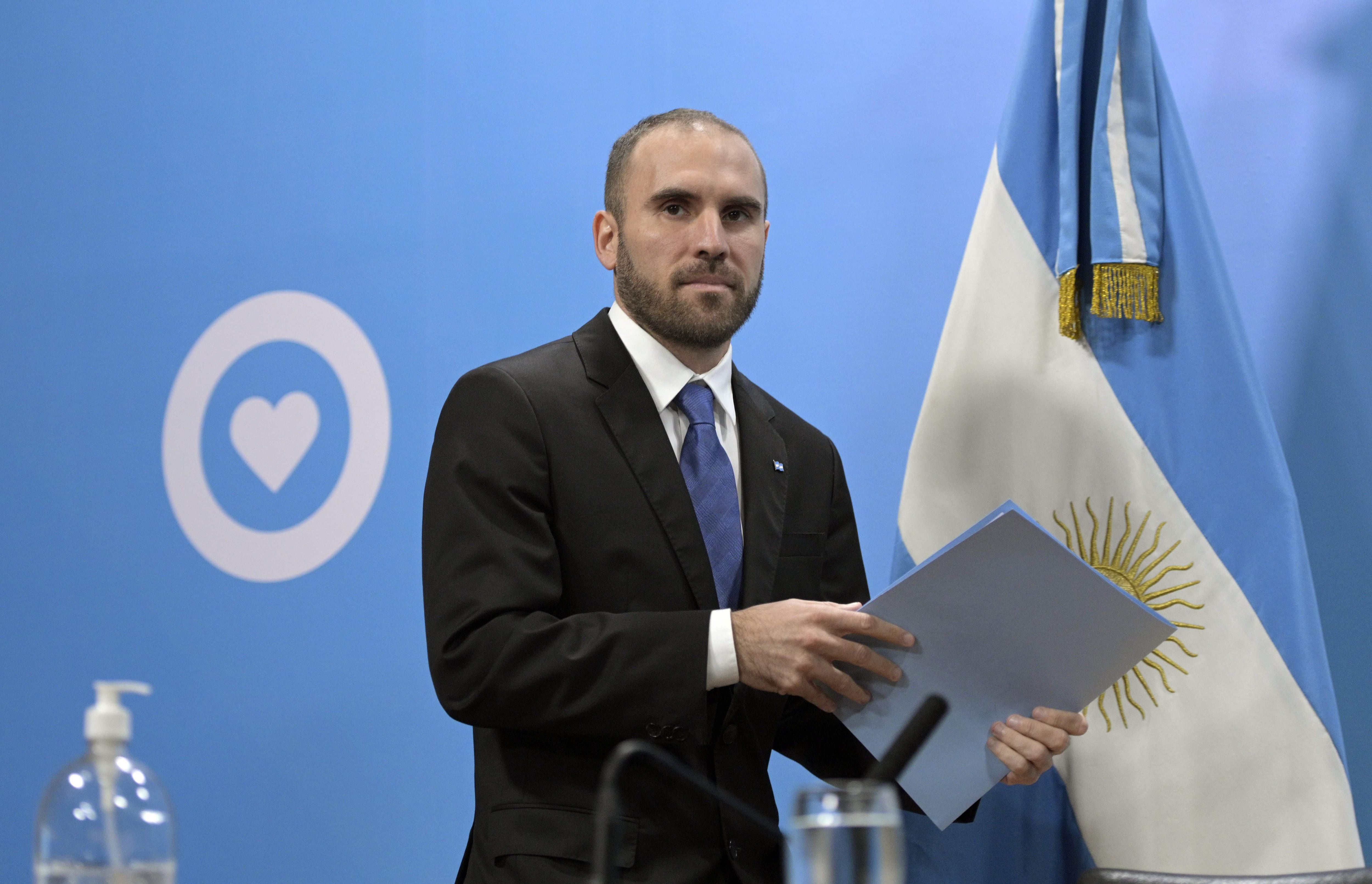 Martín Guzmán, dijo esta semana que hay que tener “mucho cuidado” para que la inyección de liquidez que hará el Estado no vaya a ejercer mayor presión devaluatoria. AFP / JUAN MABROMATA
