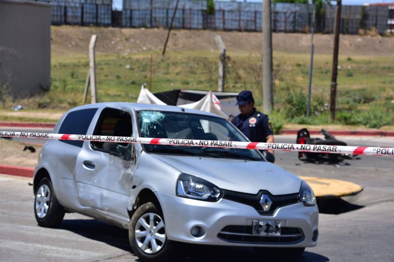 El auto y la moto, protagonistas del choque. (La Voz/José Gabriel Hernández)