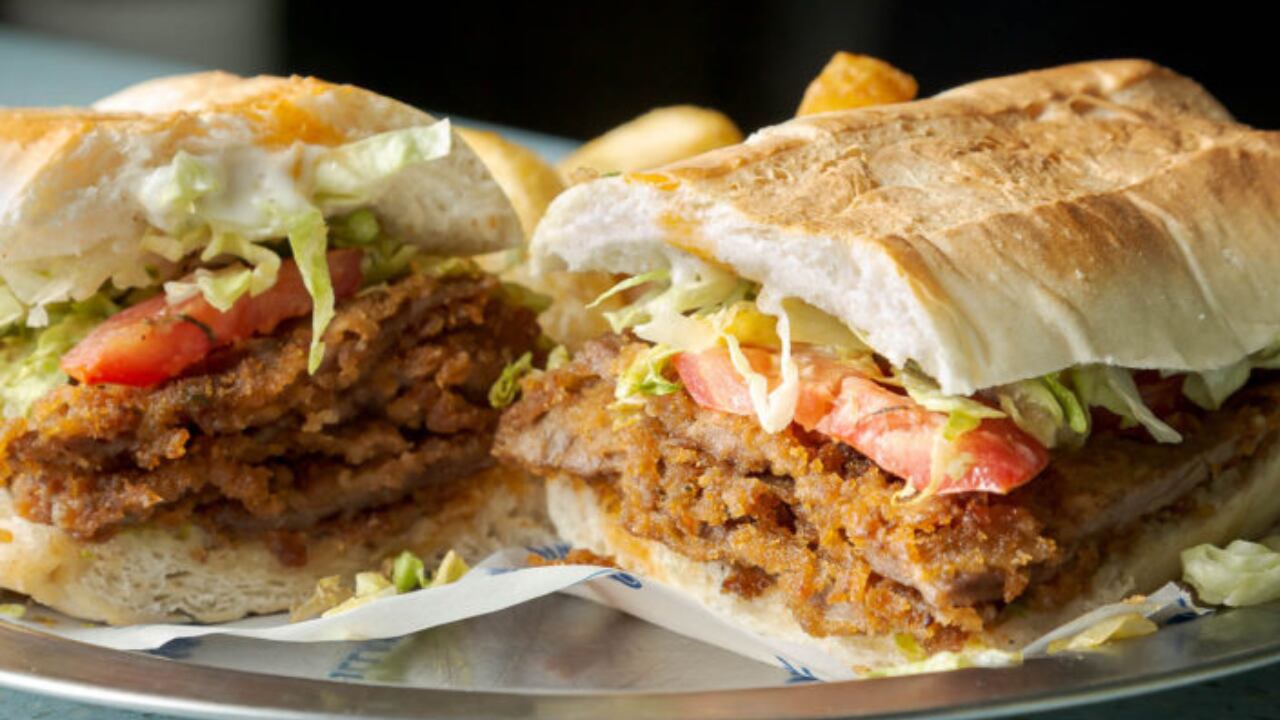 Una familia ordenó 5 sándwiches de milanesa