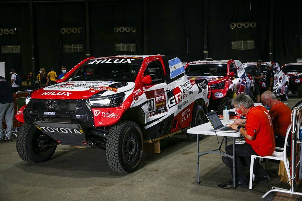 Juan Cruz Yacopini y su papá Alejandro, con la competitiva Hilux que representa a Toyota Gazoo Racing Argentina.