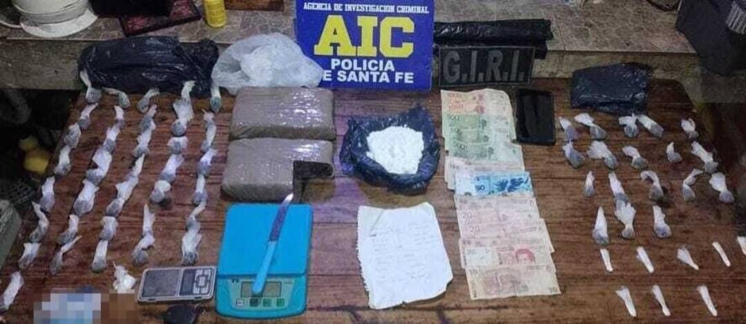 La policía secuestró dos ladrillos de marihuana compactada y una bolsa de cocaína.