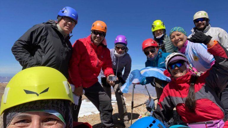 Los neuquinos alentaron a la Selección con camisetas y banderas argentinas desde la montaña.